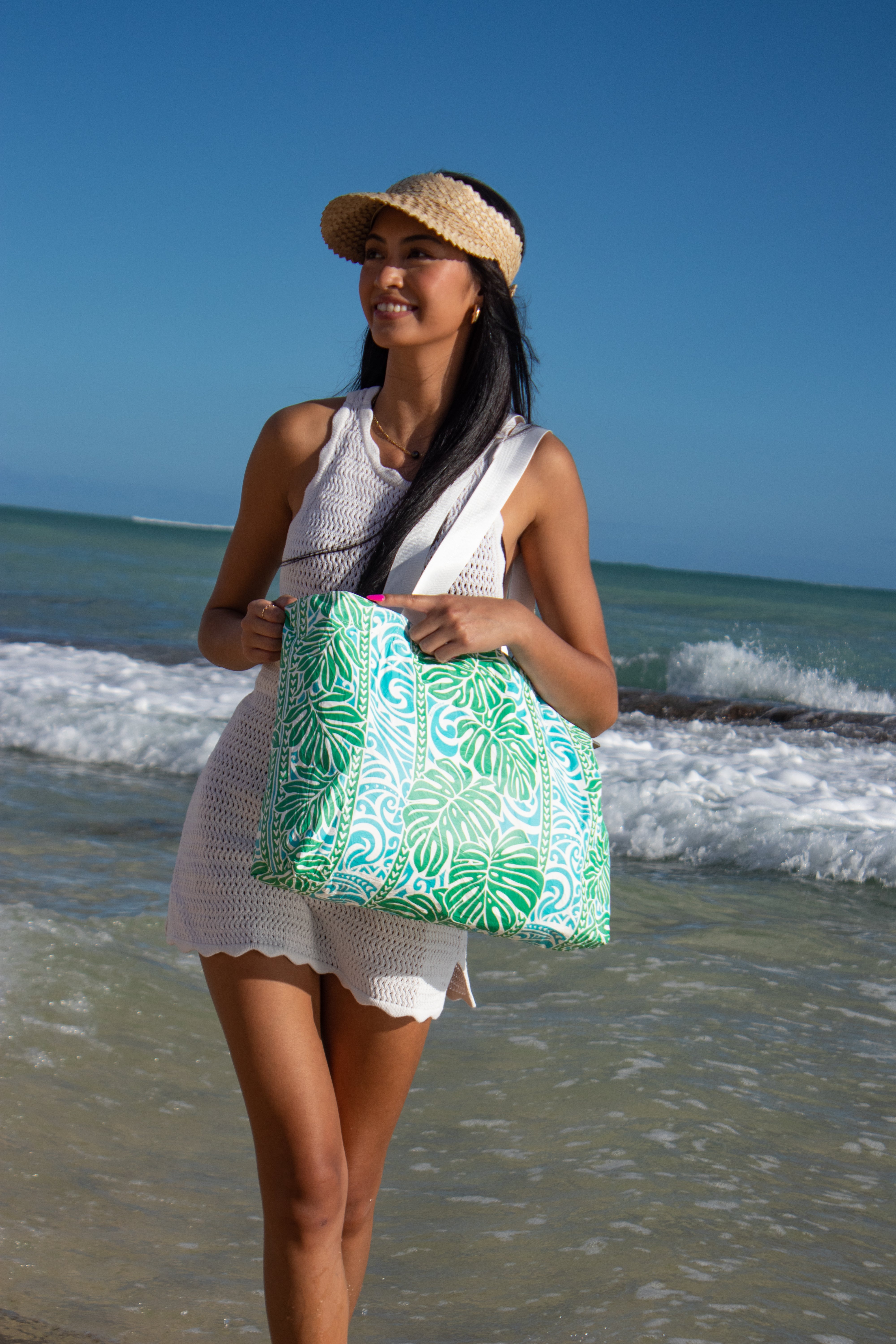 Zip up outlet beach bag